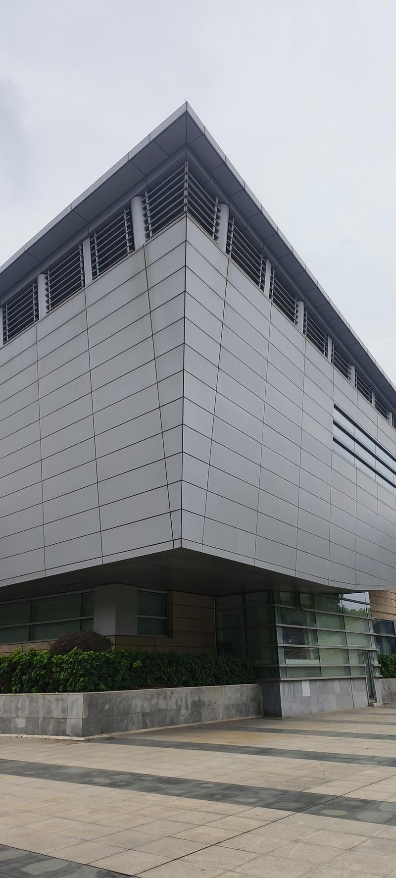 幕墙装饰工程——为建筑装上“保护衣”与“艺术衣”